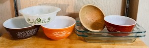 lot 135 image: Vintage Pyrex Bowls and Casserole Dish
