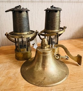 lot 136 image: Vintage Weems & Plath Yacht Oil Lamp No. 2 and Smooth Body Brass Foxlight