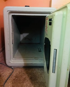 lot 109 image: Sentry Valueguard 1380 Safe with 2 Keys