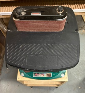 lot 31 image: Grizzley T27417 Oscillating Edge Belt and Spindle Sander