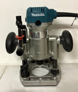 lot 45 image: Makita Compact Router Kit RT0701CX3