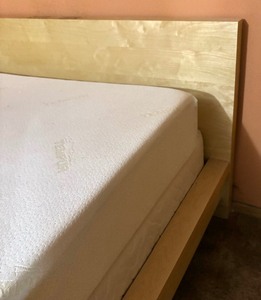 lot 102 image: Queen Platform Bed Frame in Light Wood