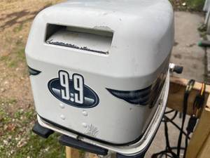 lot 5 image: Vintage Johnson 9.9 HP Outboard Motor Model J1OEVLSSS