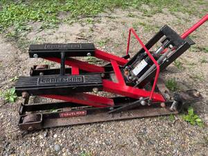 lot 28 image: Craftsman Motor Cycle  ATV Jack Model 950190
