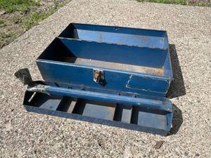 lot 175 image: Vintage Rusty Tool Box