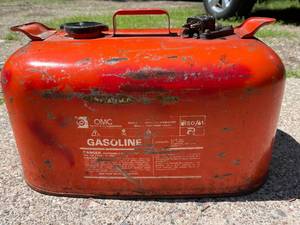 lot 184 image: OMC Six Gallon Outboard Motor Gas Tank with Glass Reader Gauge