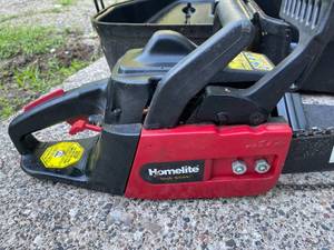 lot 190 image: Homelite Sixteen Inch 33CC Chainsaw Model UT10926