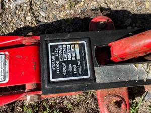lot 199 image: Rolling Hydraulic 4000 Pound Floor Jack