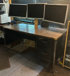 lot 175 image: Vintage Desk with Three Mounted HP LP2465 Monitors