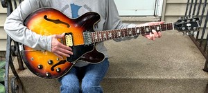 lot 1 image: Gibson ES-335 Sunburst Electric Guitar