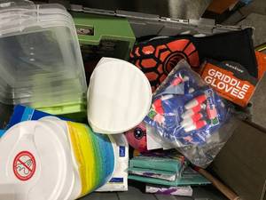 lot 28 image: LARGE TOTE OF ASSORTED HOUSEHOLD ITEMS