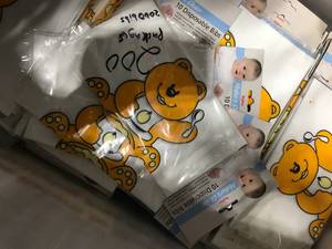 lot 167 image: DISPOSABLE BIBS
