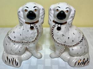 lot 4 image: Vintage Pair of Ceramic Straffordshire White King Charles Spaniel Mantle Dogs 9