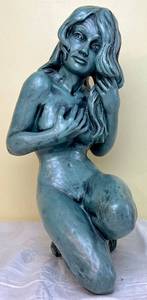 lot 82 image: Vintage Universal Statuary Corp. 17.5 1961 Woman Kneeling Statue