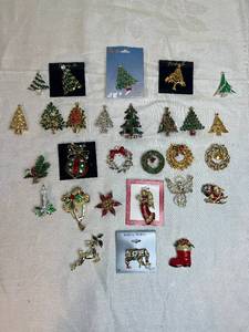 lot 83 image: Collection of Christmas Holiday BroochesPins