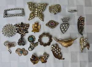 lot 92 image: Vintage Glitzy Brooch Bundle - 19 Pieces
