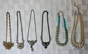 lot 93 image: Vintage Necklace Collection - 6 Pieces
