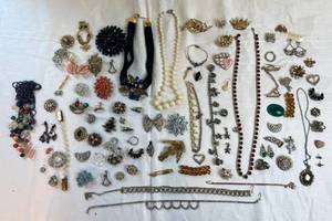 lot 96 image: Vintage Jewelry Bundle