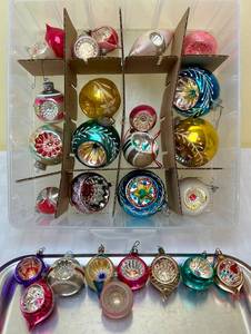 lot 54 image: Vintage Shiny Bright and Mercury Glass Indent Ball Ornaments