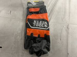 lot 20 image: Klein Tools Winter Thermal Gloves - XL