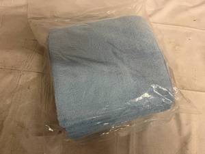 lot 49 image: 12 Blue Microfiber Towels
