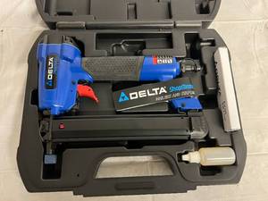 lot 2 image: Delta ShopMaster 18 Ga. 1 14 Brad Nailer Kit