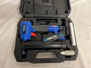 lot 4 image: Delta ShopMaster 18 Ga. 1 14 Brad Nailer Kit