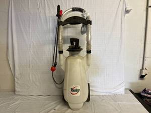 lot 165 image: Round Up Battery Powered Pumpless Sprayer