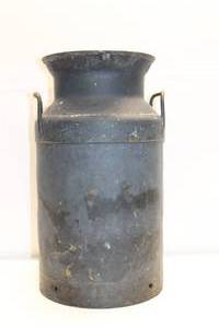 lot 1A-42 image: Classic Vintage Galvanized Milk Can