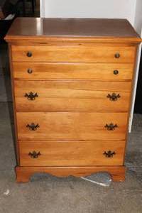 lot 1A-50 image: Vintage 4-Drawer Dresser