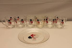 lot 17 image: Set of Christmas Plate and 6 Cups