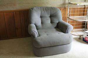 lot 1-93 image: Grey Oversized Flexsteel Upholstered Chair with Ottoman