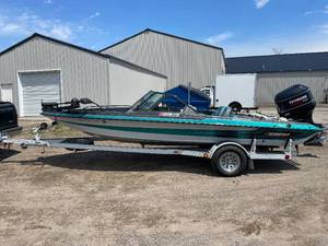 1993 Stratos 289 FS - Boat
