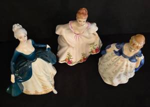 lot 52 image: Pretty Royal Doulton Figurine Collection including Royal Doulton Country Rose