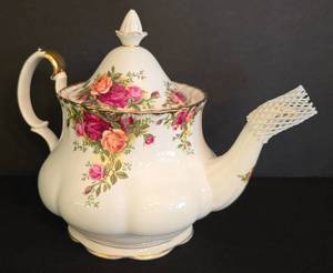 lot 53 image: Royal Albert Old Country Roses Tea Set