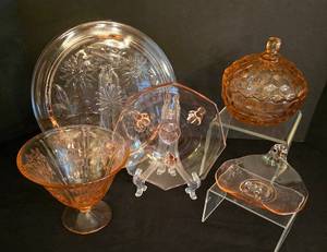 lot 59 image: Lovely Vintage Depression Glass Grouping