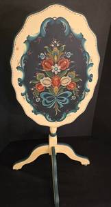 lot 60 image: Versatile Vintage Rosemaling Foldable Tilt Top Table