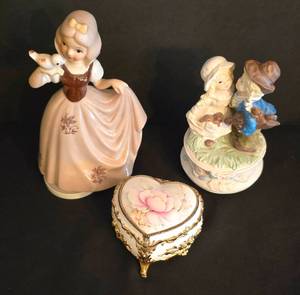 lot 78 image: Fun Vintage Music Boxes