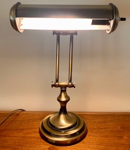 lot 113 image: Pretty Vintage Brass Piano Lamp