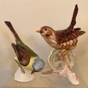 lot 117 image: Gorgeous Bird Figurines Including 1987 Andrea by Sadek BLUEBIRD Porcelain Figurine 7903