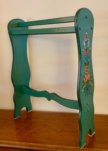 lot 119 image: Pretty Vintage Quilt Stand with Rosemaling Details