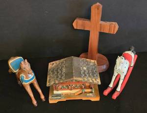 lot 132 image: Whimsical Vintage Carved Wood Collection