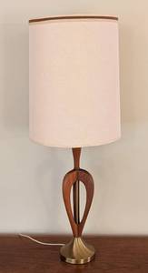 lot 6 image: Mid Century Wood and Brass Table Lamp