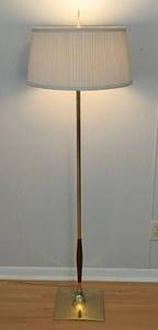 lot 19 image: Vintage Mid Century Brass Floor Lamp