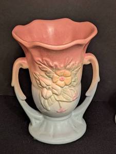 lot 31 image: Three Vintage Hull Pottery Vases