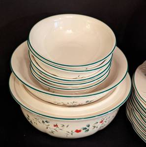 lot 86 image: Pfaltzgraff Holiday Dish Set