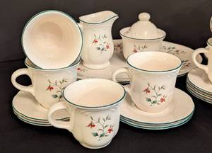 lot 87 image: Pfaltzgraff Holiday Tea Set