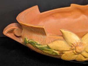 lot 33 image: Roseville Pottery Oval Clematis Bowl