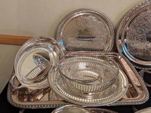 lot 89 image: Assorted Vintage Silver Plated Servingware