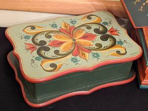 lot 90 image: Vintage Rosemaling Painted Wood Trinket Boxes